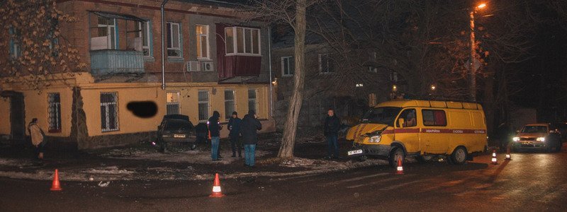 В Днепре ВАЗ ударил "ГАЗель" газовщиков и врезался в дом: троих забрала скорая