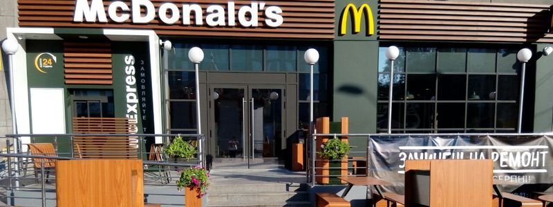 В Днепре женщина пыталась попасть в McDonald’s и отломала ручку двери