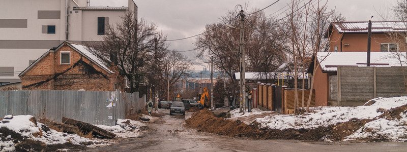 В Днепре из-за мужчины, бросающегося под трактор, не могут закончить ремонт на Балашовском спуске
