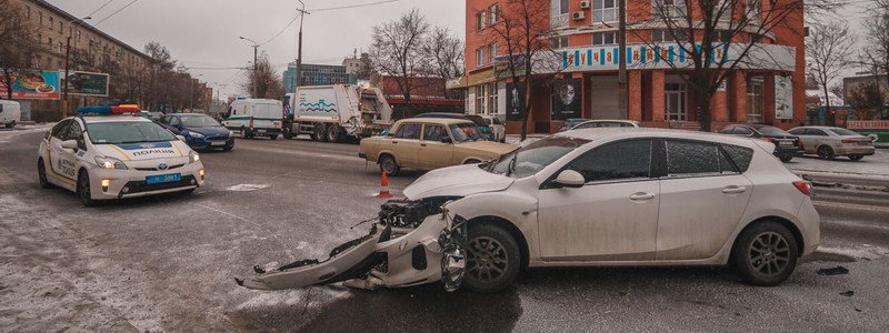 В Днепре на Гагарина Mazda влетела "в лоб" мусоровоза