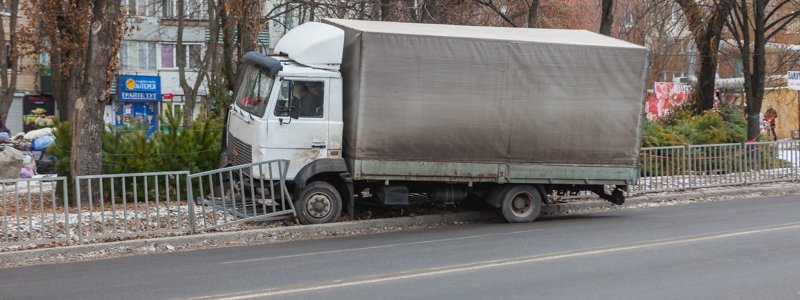 В Днепре на Тополе у грузовика отказали тормоза, и он снес забор