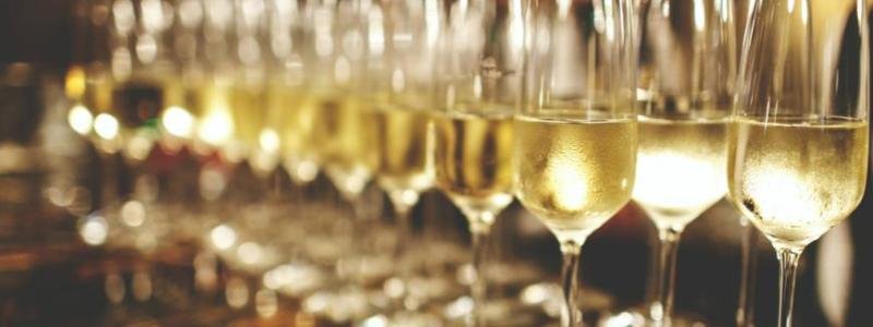 Как правильно выбрать шампанское на Новый год, чтобы не купить подделку