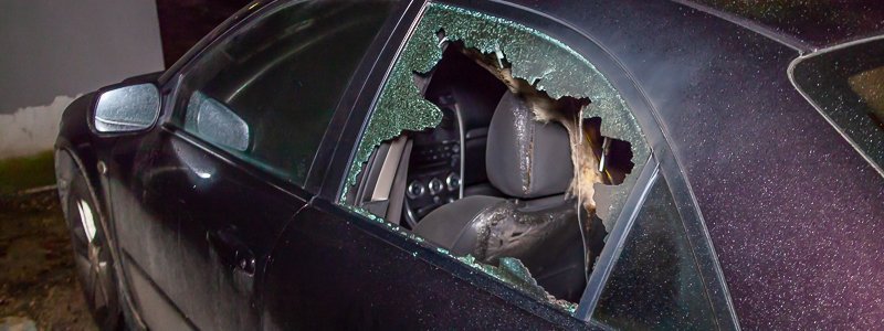 В Днепре на Лазаряна разбили стекло Mazda и попытались ее поджечь