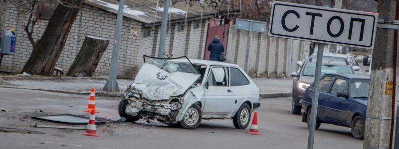 В Днепре на Уральской столкнулись Ford и маршрутка с пассажирами: пострадал мужчина
