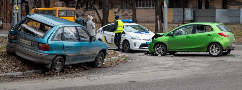 В Днепре на улице Владимира Антоновича столкнулись Mazda и Opel: пострадал мужчина