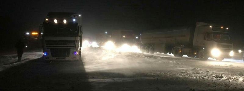 На Запорожской трассе из-за непогоды закрутило длинномер и грузовик