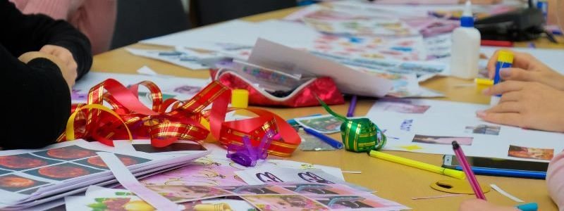 Праздничный hand made: в Днепропетровской ОГА дети учились создавать новогодние открытки