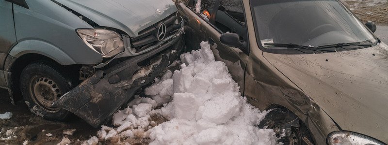 В Днепре на Орловской столкнулись Daewoo и грузовой автомобиль