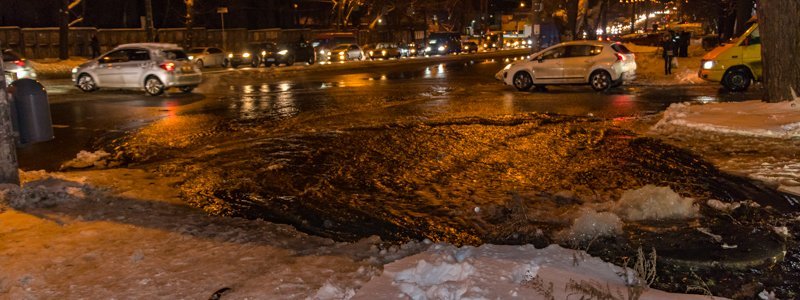 В Днепре улицу Строителей залило водой, без которой сидят жители
