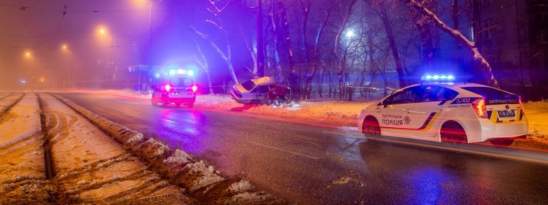 В Днепре на проспекте Богдана Хмельницкого Daewoo Nexia влетел в столб: водитель погиб