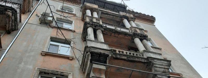 На проспекте Яворницкого балконы дома рушатся на головы прохожих