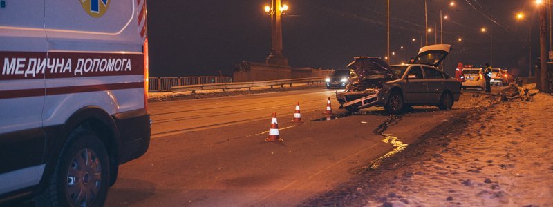 В Днепре на Старом мосту Skoda вылетела на встречку и врезалась в отбойник: пострадал водитель