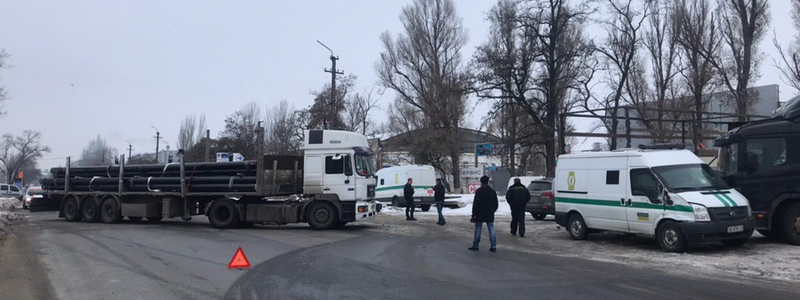 На Днепросталевской фура ударила инкассаторский автомобиль: пострадал мужчина