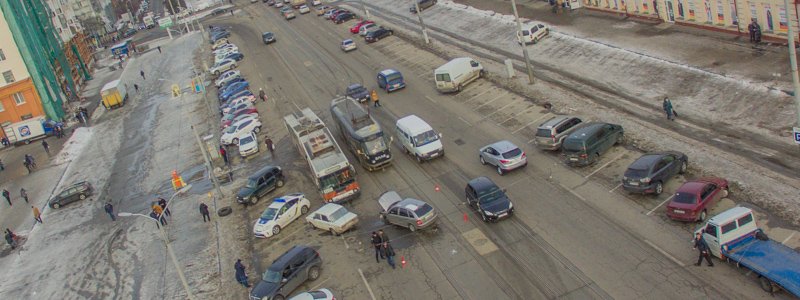 В Днепре на Шмидта столкнулись Skoda и ВАЗ: движение электротранспорта парализовано