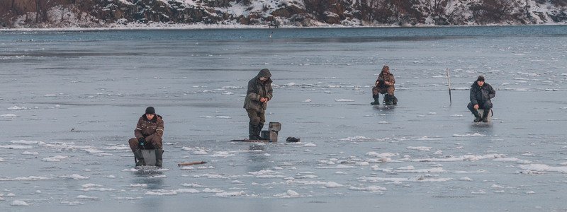 В Днепре рыбаки играют в смертельную игру "синий сом"