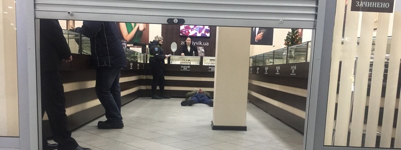 Неудачное ограбление: в Днепре на Вокзальной площади мужчина разбил витрину магазина "Золотой век"