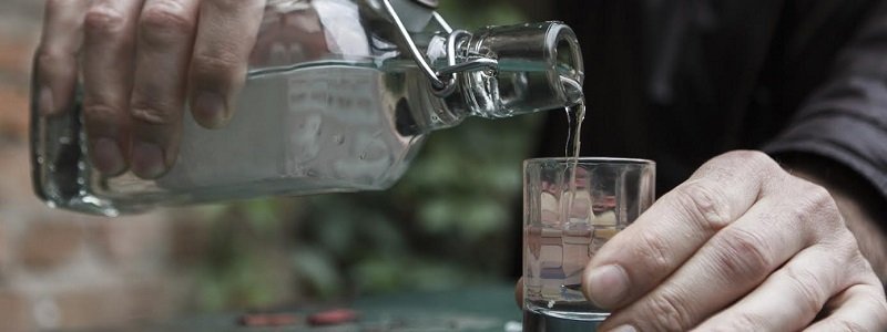 В Днепре двое жителей организовали бизнес по производству «паленого» алкоголя