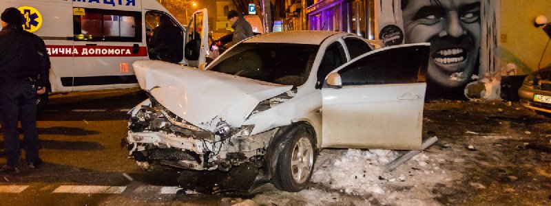 В Днепре на улице Шевченко столкнулись Daewoo и Mitsubishi: пострадал мужчина