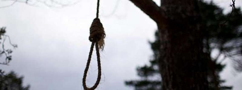 В Днепре мужчина убил своего 8-летнего сына и повесился на дереве