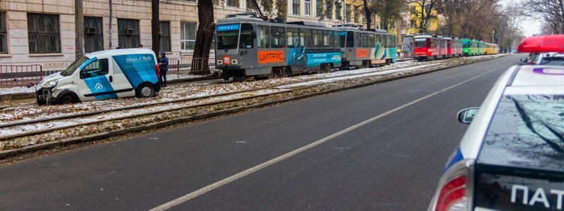 В Днепре ищут свидетелей аварии на проспекте Гагарина, когда Peugeot выбросило на трамвайные колеи