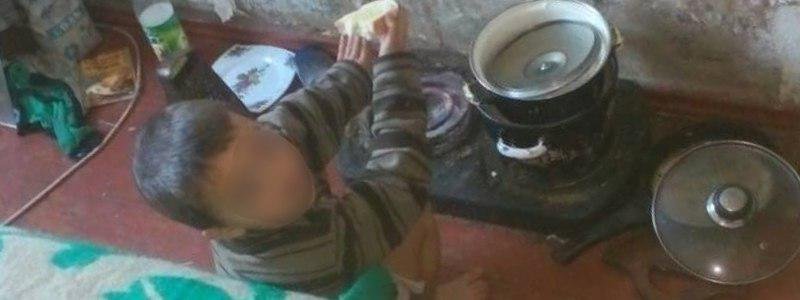 Затерянные в мусоре: в Днепре трое детей живут без туалета и еды