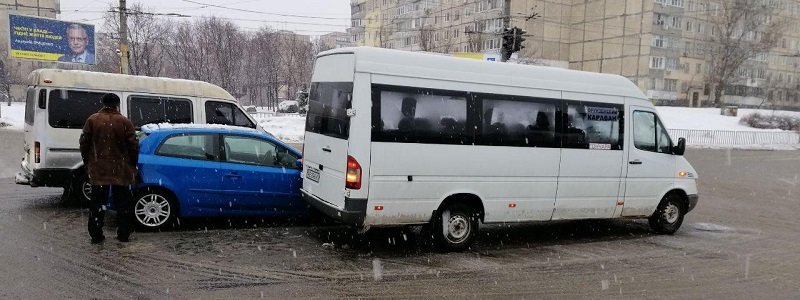 В Днепре на Калиновой столкнулись Fiat и маршрутка с пассажирами