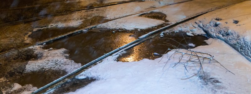 Внимание автомобилистам: на улице Макарова образовалась яма на трамвайных путях