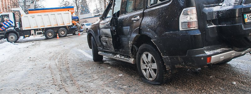 В центре Днепра столкнулись две иномарки и снегоуборочная машина