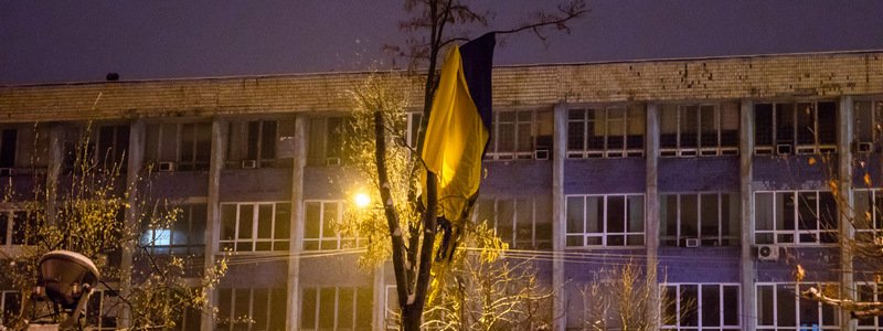 В Днепре заменят самый большой флаг Украины, который сорвало ветром