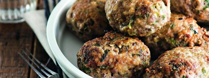 Полезные и вкусные рецепты: как приготовить рубленые куриные котлеты с грибами и зеленым базиликом