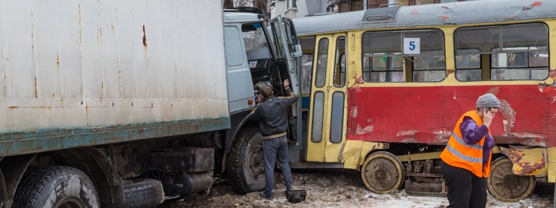 В Днепре на Сечевых Стрельцов грузовик "Сільпо" въехал в трамвай: пострадала женщина