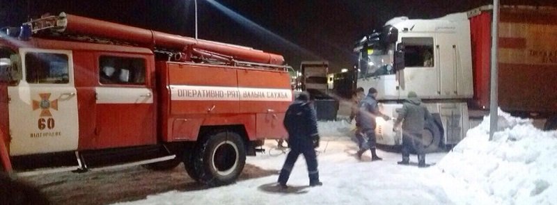 В Днепре спасатели помогли грузовому автомобилю выбраться из снежных заносов