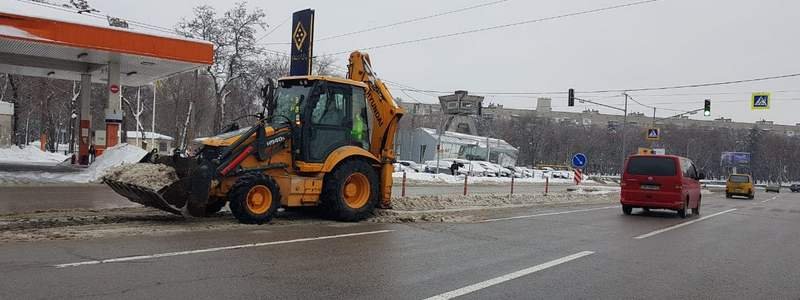 Дороги Днепра чистят более 80 снегоуборочных машин