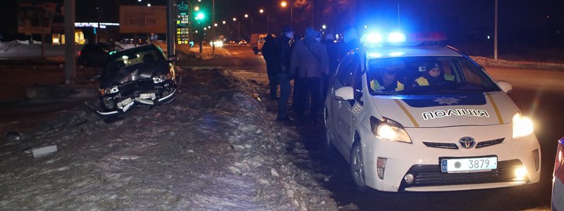 В Днепре от удара с Hyundai автомобиль Subaru вылетел на обочину и повалил столб