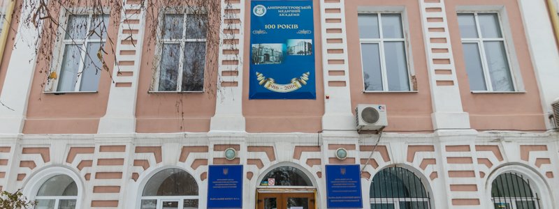 «Наливайка» в вузе: на территории Днепропетровской медакадемии без лицензии и оформления аренды работает заведение общепита, в котором продают алкоголь