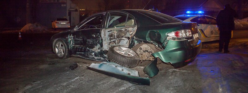 В Днепре на Савченко столкнулись Mazda и Mercedes: пострадали женщина и 3-летний ребенок