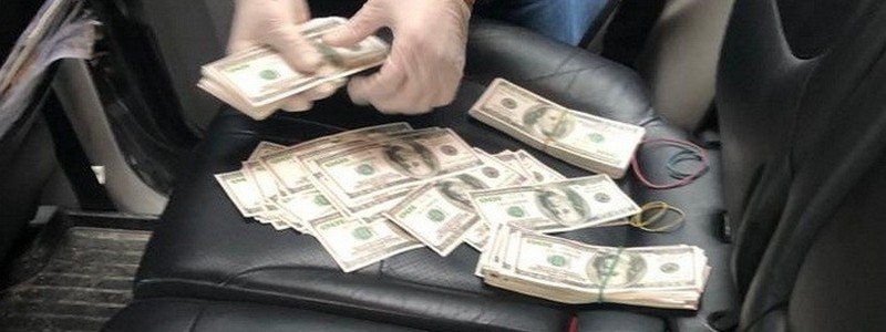 В Днепре чиновник Госгеокадастра требовал 31 тысячу долларов