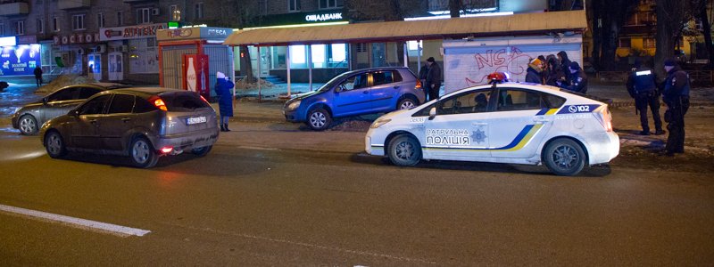 На Слобожанском проспекте пьяный водитель Volkswagen въехал на остановку