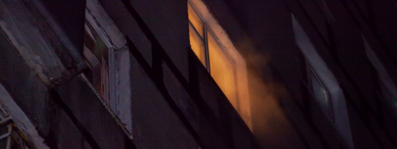 В Днепре на Тополе-3 горела квартира: мужчину увезли в больницу