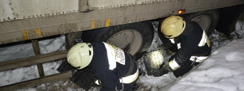 В Днепре спасатели вытащили грузовик, который застрял из-за гололеда