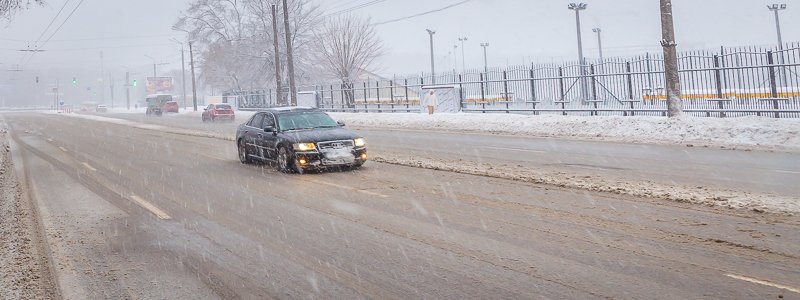 Днепр засыпало снегом: что происходит на дорогах
