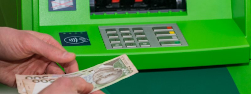 Банкоматы "ПриватБанка" начнут принимать деньги, а терминалы - менять валюту