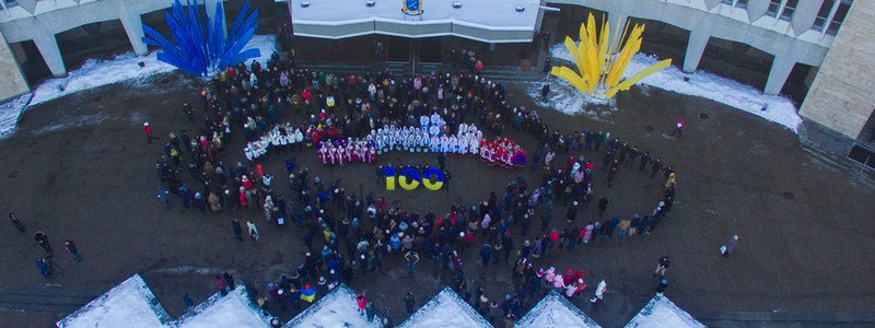 В центре Днепра около сотни людей выстроились в форме карты Украины