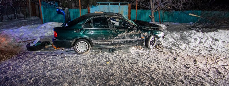 В Днепре на улице Зеркальной автомобиль BMW "влетел" в столб: пострадал мужчина