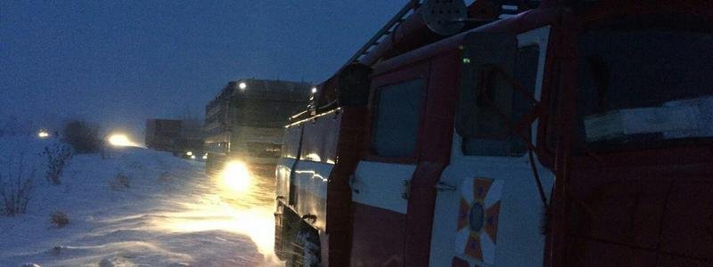 В Днепре и области ночью застряли в снегу более 70 автомобилей