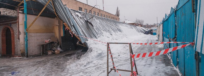 Ждем Зеленского с лопатой: в Днепре под тяжестью снега обрушился торговый павильон на "Озерке" и парковка на 12-м квартале