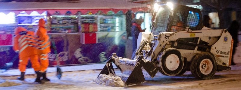 Днепр чистят от снега: где и как работают коммунальщики
