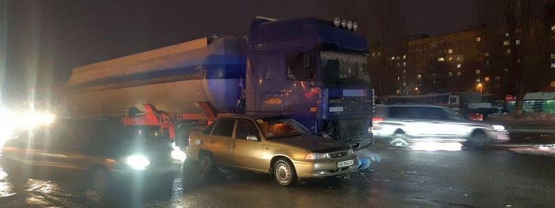 Возле "Каравана" столкнулись Daewoo и грузовик: движение затруднено