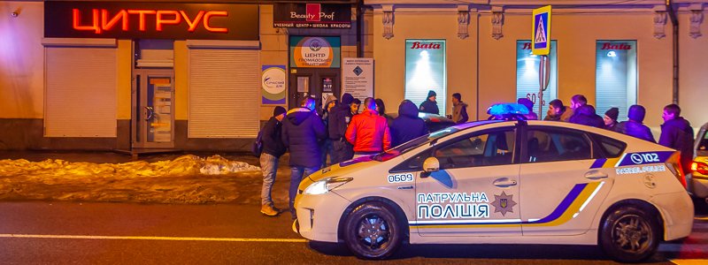 В Днепре возле Цитруса таксисты заблокировали пьяного иностранца за рулем