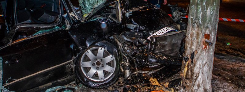 В Днепре Volkswagen «влетел» в дерево: пострадали девушка и мужчина